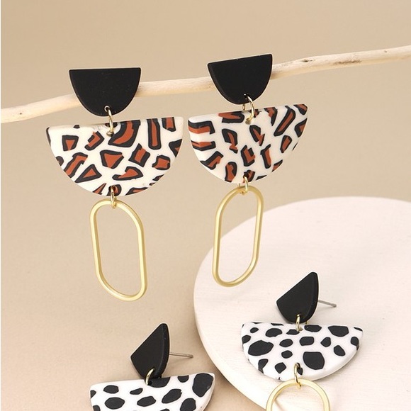 Geometric shaped animal print dangle earrings - Picture 2 of 3